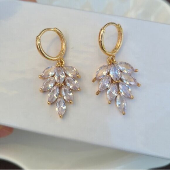 Gorgeous Gold Tone Flower Drop Crystal Dangle Earrings - Picture 8 of 10